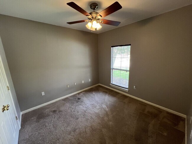 Building Photo - Location!  Location!  3 bedroom, 2 bath house in Beau Pre near LSU