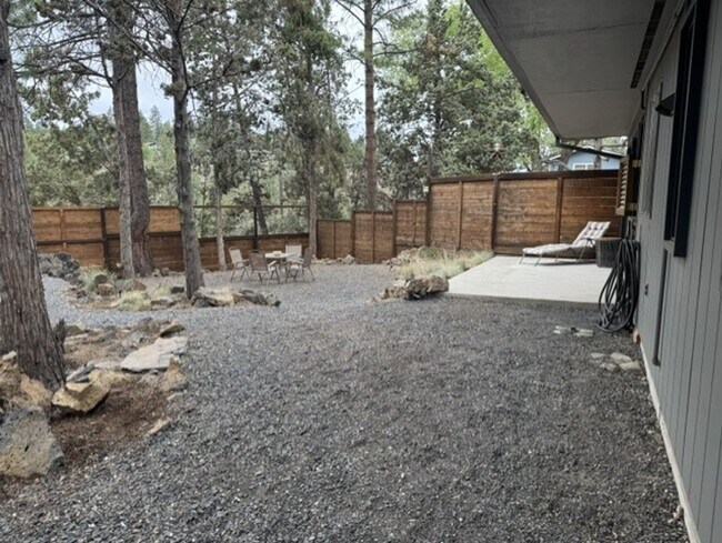 Building Photo - Fantastic location just steps from the Deschutes River and 1st St Rapids Park
