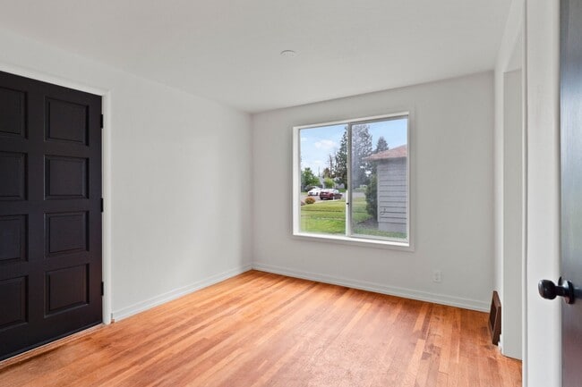 Building Photo - 2521 W Sanson Ave