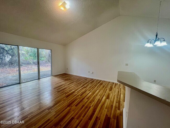 Building Photo - 11 Plainview Dr