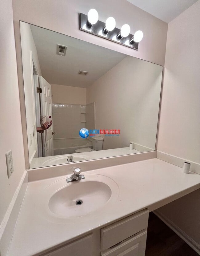 Building Photo - Townhome in Norcross with easy access to I-85