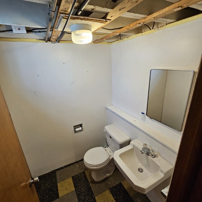 Building Photo - Updated 3 Bedroom w/ Granite, updated cabinets + Stainless Appliances in Kitchen – 1.5 Bath, Semi...