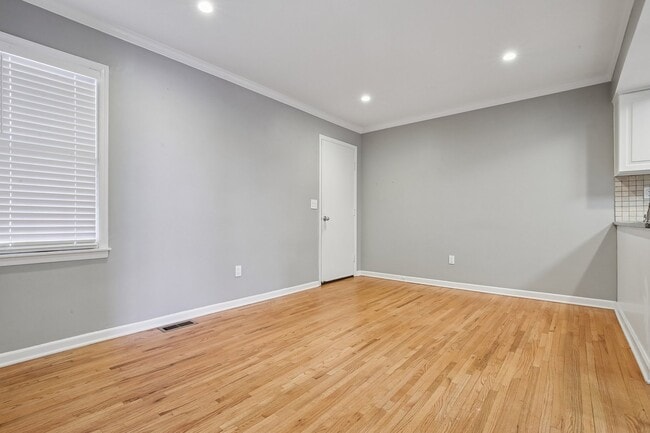 Building Photo - 13 Eton Ct