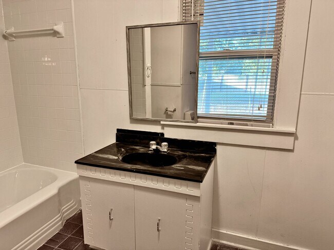 Building Photo - 3 Bed 1 Bath Craftsman Home