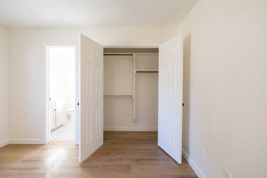 Building Photo - 2210 Holly St