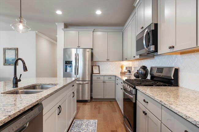 Building Photo - 250 Tanglewood Ln