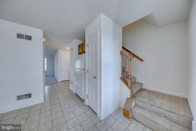 Building Photo - 689 E Walnut St