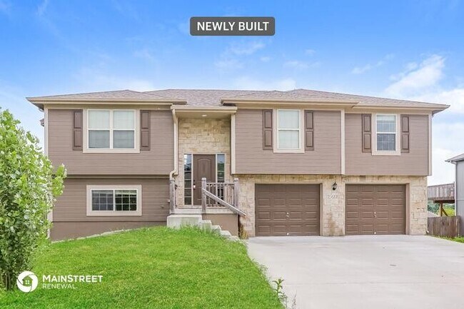Primary Photo - 422 Sunflower Dr, Raymore, MO 64083