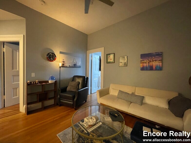 Building Photo - 468 Beacon St