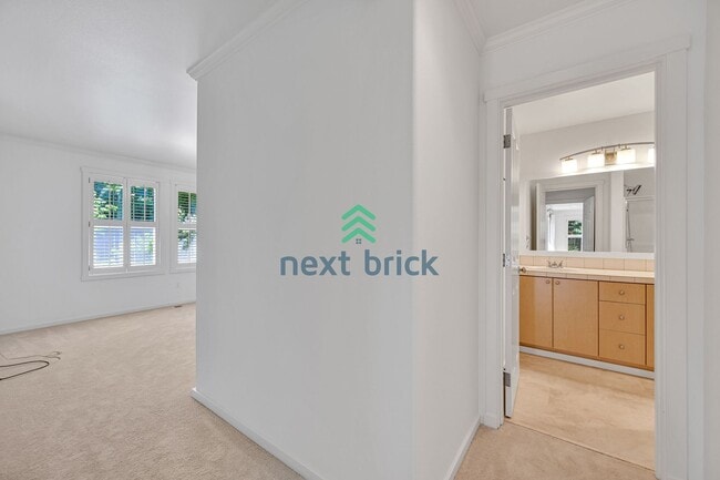 Building Photo - 3 BED & 2.5 BATH Town house FOR RENT