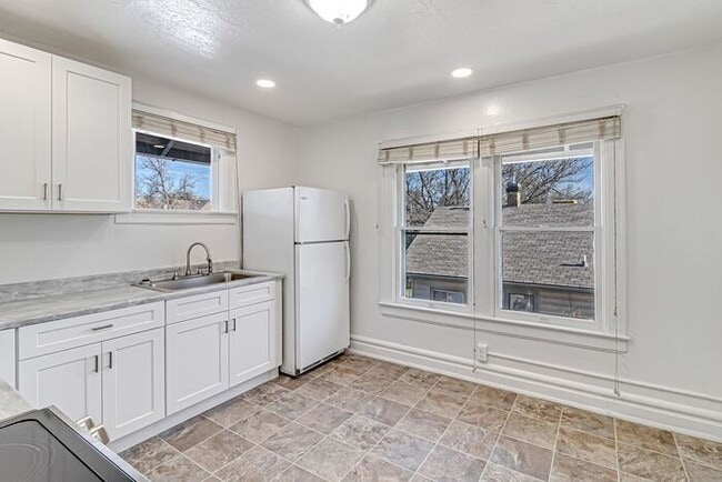 Building Photo - Renovated Upstairs 2-Bedroom, 2-Bath Apartment in Prime Downtown Location with 2 Office Spaces!