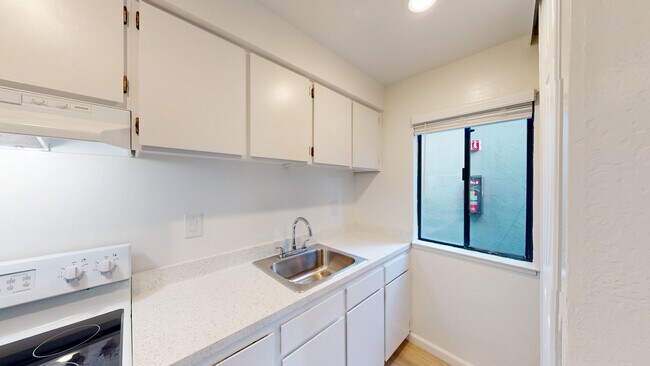 Building Photo - 515 B St