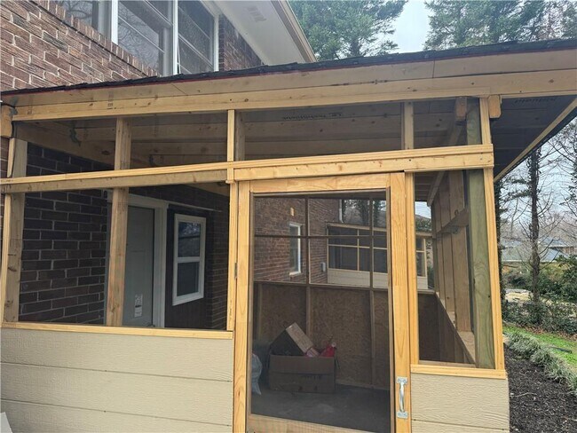 Building Photo - 5971 Robin Hood Ln