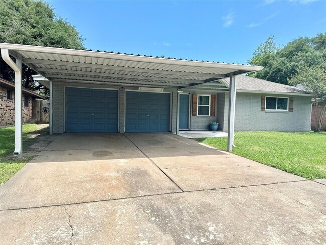 Building Photo - 1126 E Dartmouth Ln