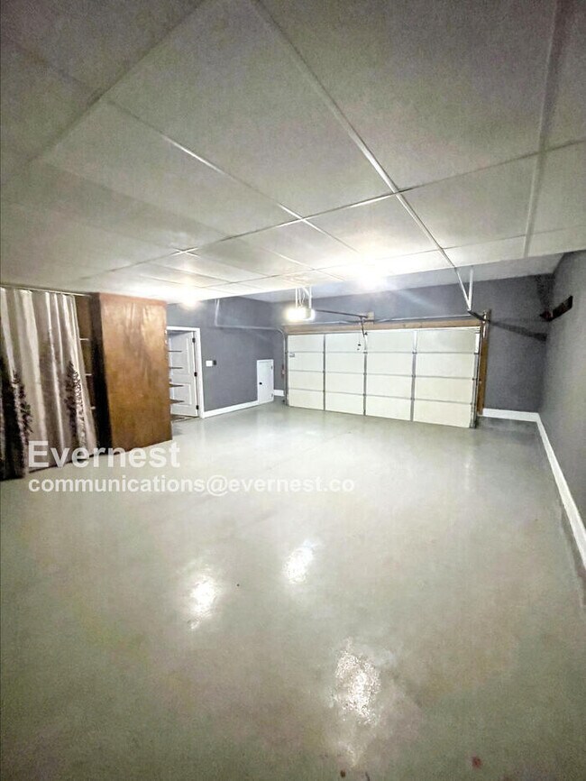 Building Photo - 650 Fox Hound Dr