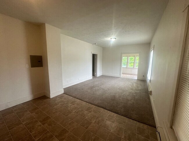 Building Photo - One Bedroom, One-bathroom Apartments Locat...