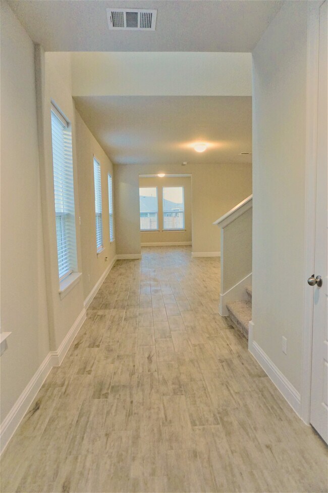 Sealed plank tiles cover whole first floor creating continuous flow - 260 Gaida Loop