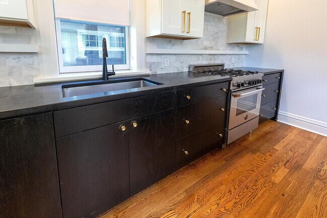 Building Photo - Gorgeous U-City Pershing Ave 4 bedroom/3 bath GEM - Fully Furnished with CLASS AND ELEGANCE - Mus...
