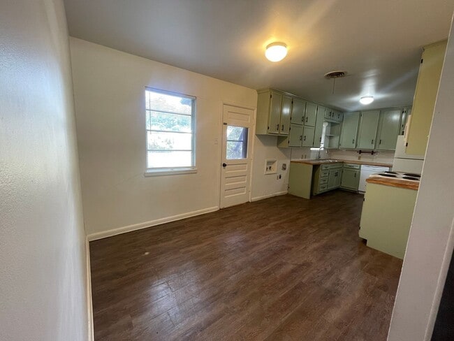 Building Photo - 3256 Highland Ave