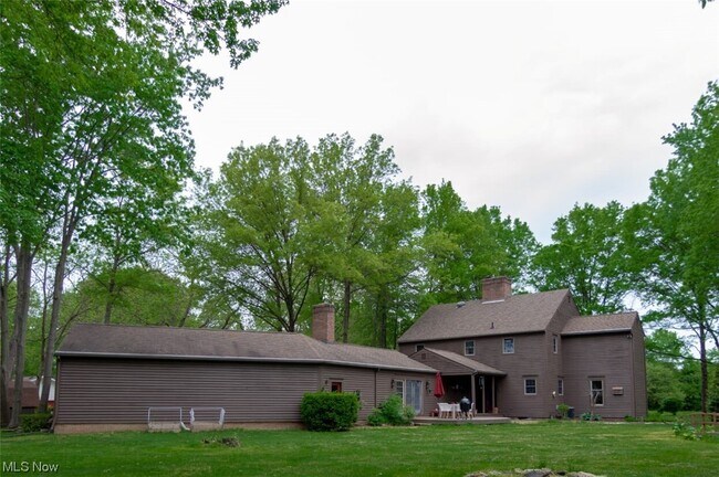 Building Photo - 10 Maple Ln