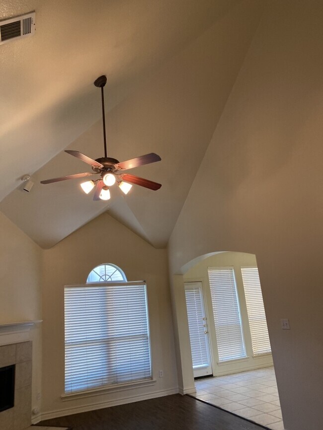 Building Photo - Townhome 3/2/2 in Arlington