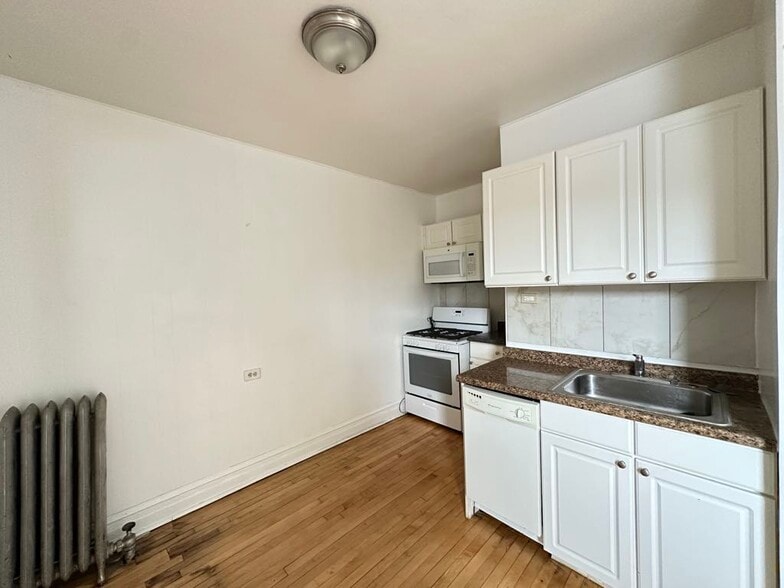 Building Photo - 4409 N Kenneth Ave