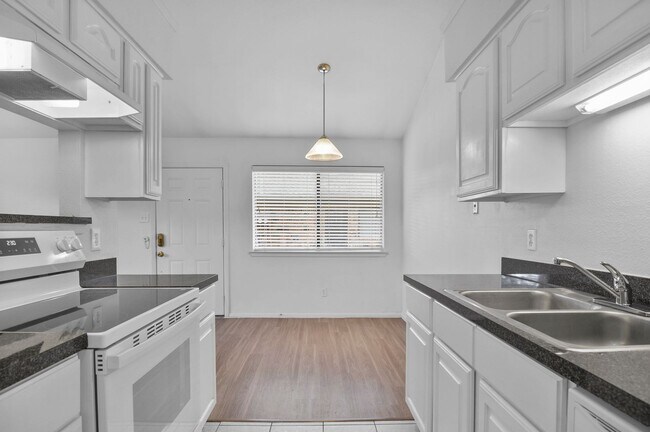 Building Photo - Beautiful Gated Townhome Great Location