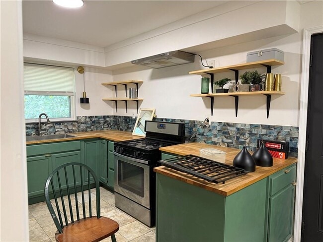 Primary Photo - 2352 Englewood Dr