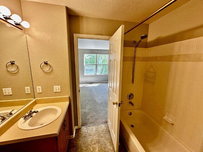 Building Photo - Available Immediately! Charming and cozy townhome in Thornton!
