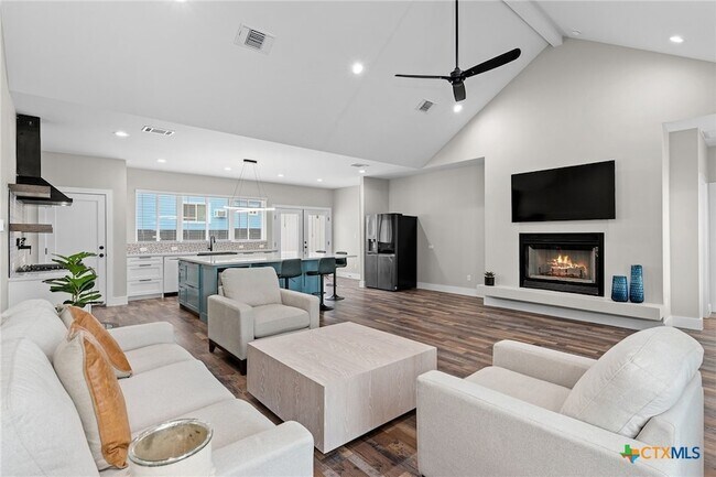 Building Photo - 2204 Magnolia Dr