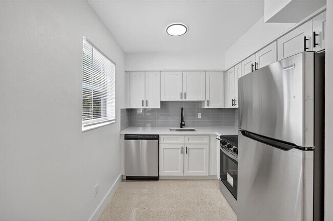 Building Photo - 1821 Middle River Dr