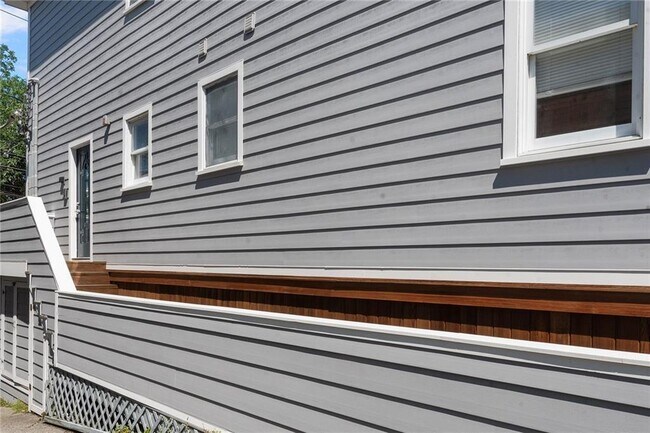 Building Photo - 492 Thames St