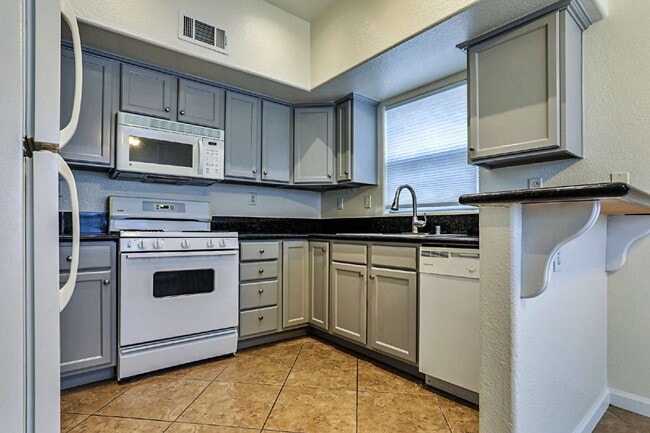 Building Photo - Spacious 1st floor condo in Henderson