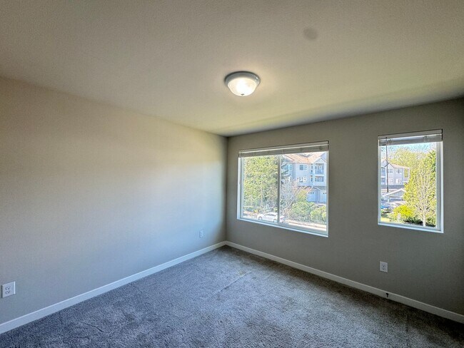 Building Photo - 3B/3B cozy townhome