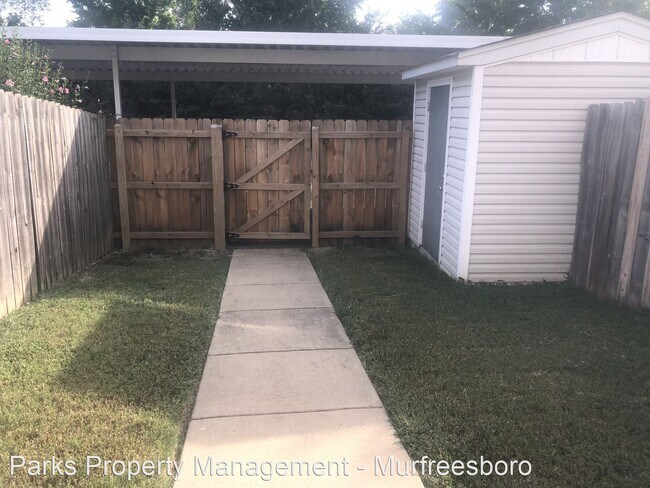 Building Photo - 2 br, 2.5 bath House - 951 Seven Oaks Blvd