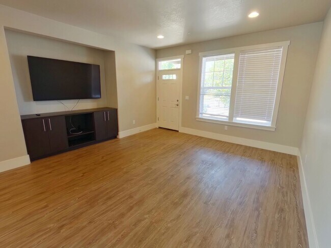 Building Photo - 325 NW 21st St