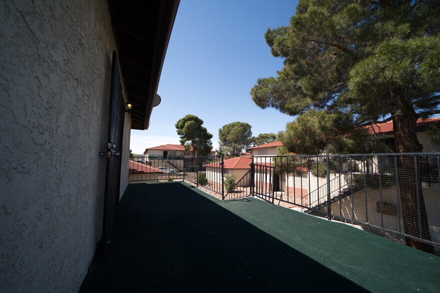 Balcony - 5282 S Maryland Pky