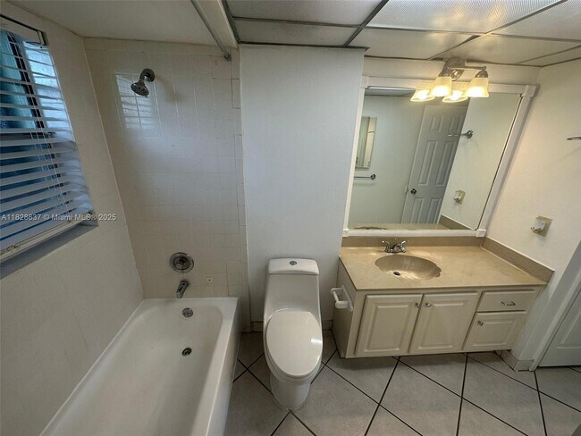 Building Photo - 1638 Embassy Dr