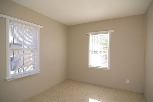 Building Photo - Charming 2 Bedroom 1 Bath Home! Close to the UofA!