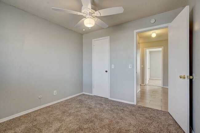Building Photo - 4 bed 1.5 bath duplex in Midwest City