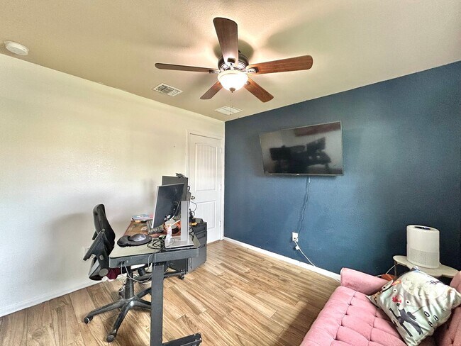 Building Photo - Stunning 3/BR 2/BA Home with Spacious Back...