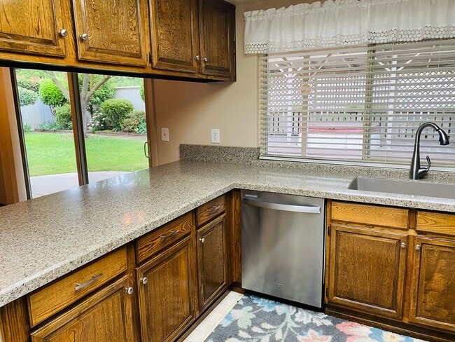 Building Photo - Charming Home Nestled on a Cul-De-Sac!