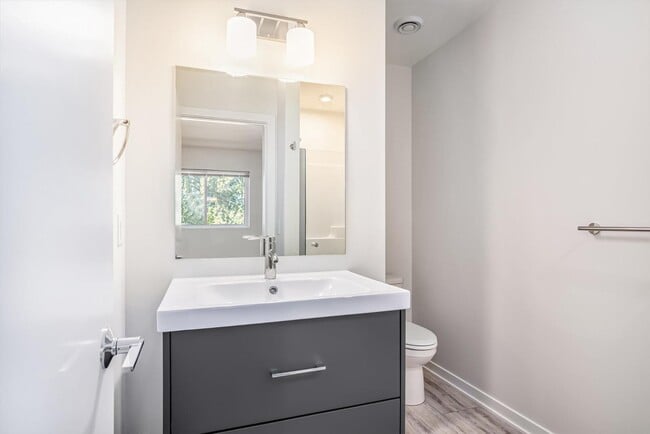 Building Photo - 901 Fulton St W