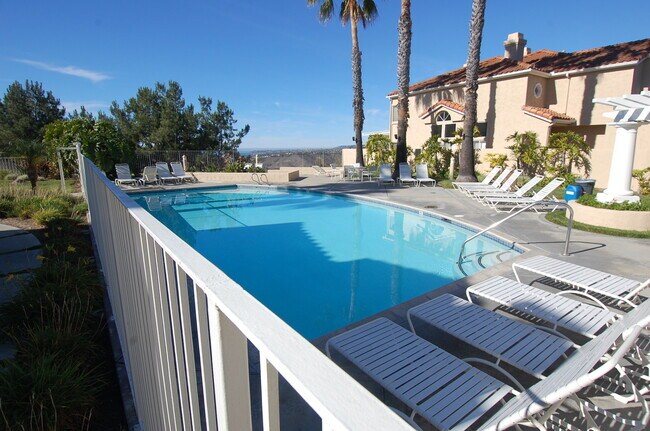 Building Photo - Light and Bright 2 bedroom 2.5 bath!!