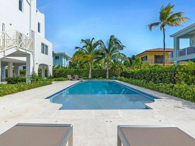Building Photo - 317 E Seaview Cir