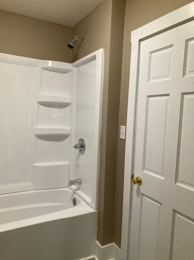 Building Photo - Newly remodeled 3 bedroom