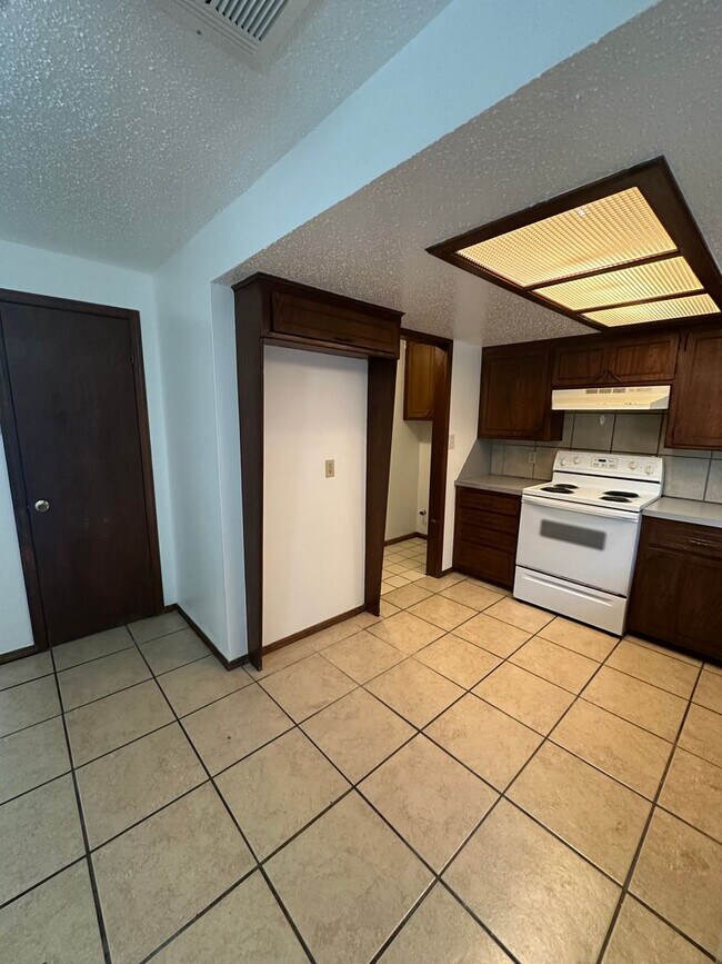 Building Photo - 4808 S Dimple Dr