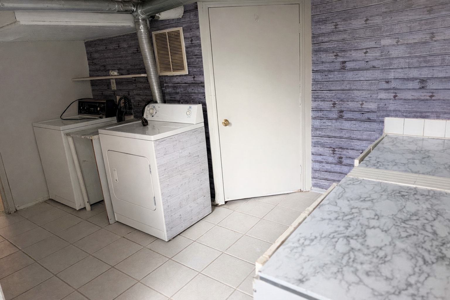 Laundry Room - 611 S Hawthorne Ave