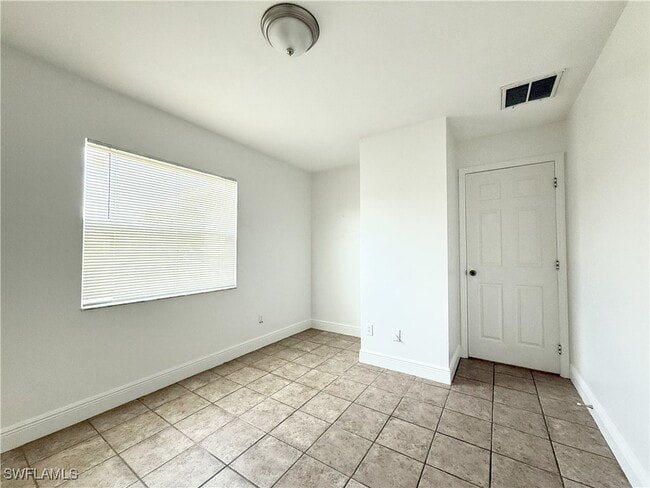 Building Photo - 711 W 12th St