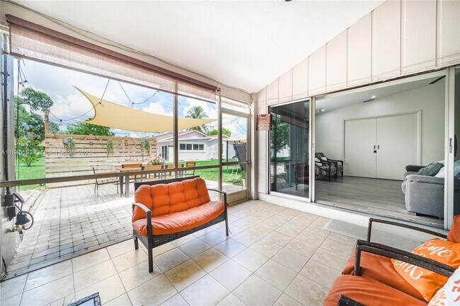 Building Photo - 5400 Lakewood Cir S